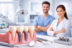 Импланты и имплантация зубов в Омске: современные подходы, одномоментная и отсроченная имплантация, преимущества и ориентиры по стоимости