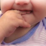 Пальцы во рту — причина детского стоматита​​​​​​​