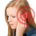 Воспаление десны после экстракции вызывает боль, иррадиирующую в ухо